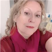 Professeur donne cours de français aux étrangers désireux d’apprendre notre langue dans une ambiance conviviale et chaleureuse